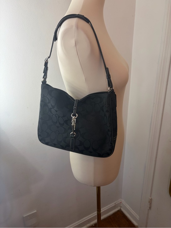 Coach Handbags - Y2K Coach Hamptons Black Signature Jacquard Shoulder Bag with Silver Hardware